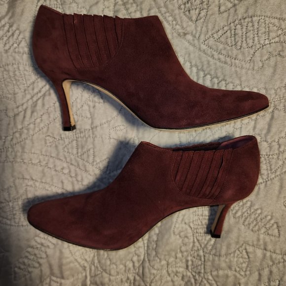 Manolo Blahnik Livrea Burgundy Suede Ankle Booties Size 38 - LIKE NEW CONDITION - Picture 2 of 7